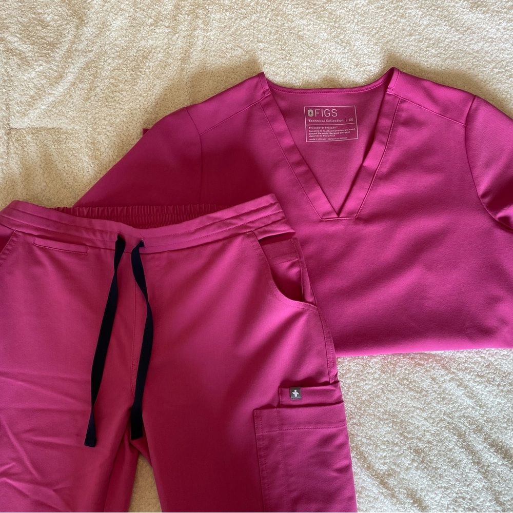 Figs scrub top and bottom